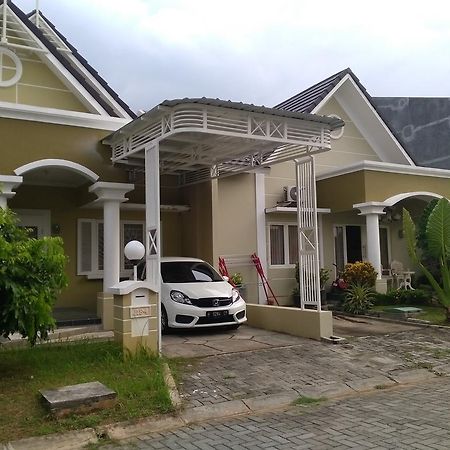 Jasmine Park Guest House Semarang Ngoại thất bức ảnh