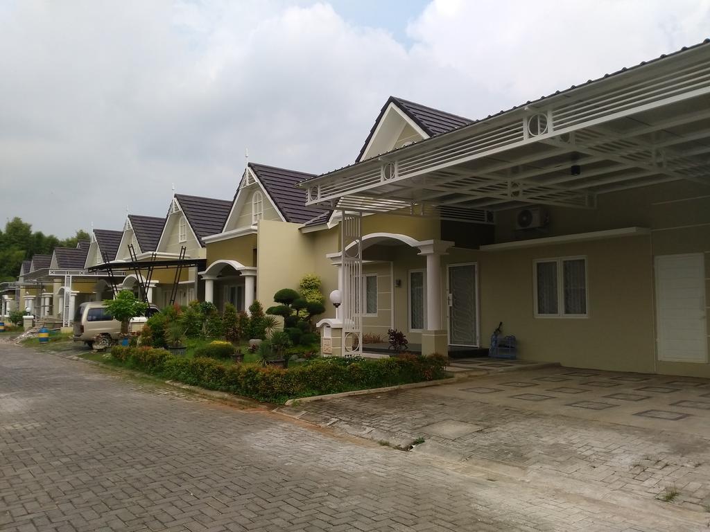Jasmine Park Guest House Semarang Ngoại thất bức ảnh