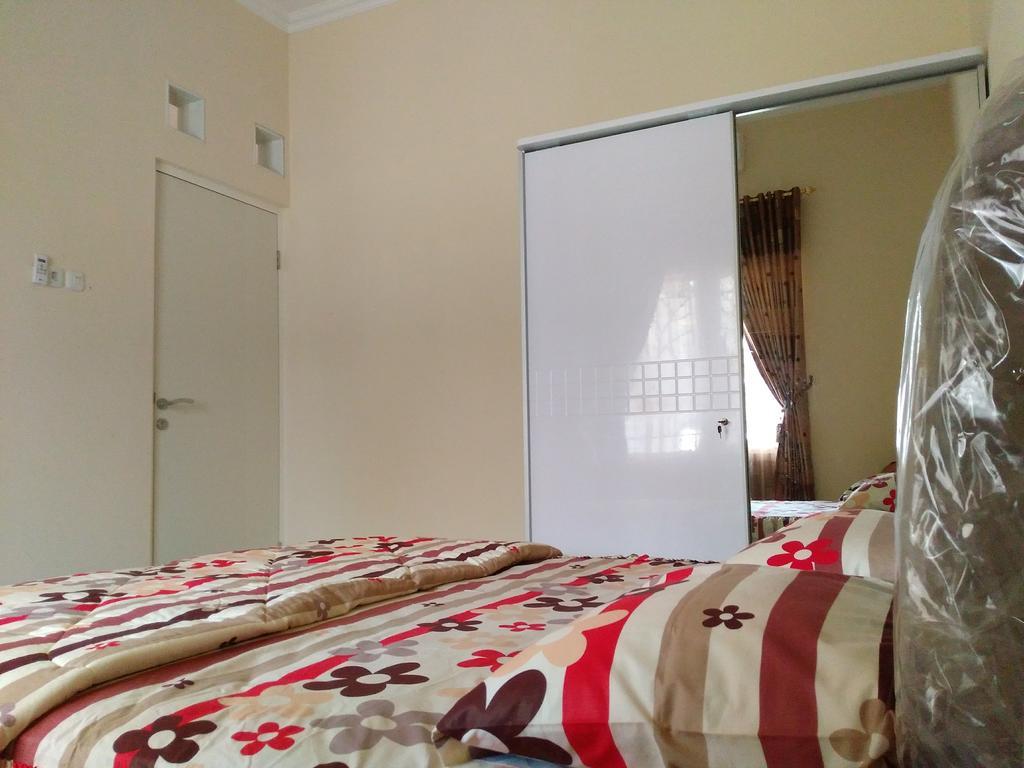 Jasmine Park Guest House Semarang Ngoại thất bức ảnh