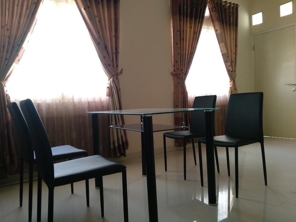 Jasmine Park Guest House Semarang Ngoại thất bức ảnh